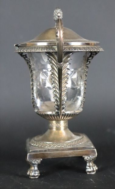 null Moutardier en argent et cristal.

Paris, 1819-1838.

H_14 cm.

Poids net : 144,60...