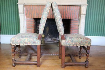 null Paire de chaises en chêne mouluré et sculpté.

Epoque Louis XIII.

Garniture...
