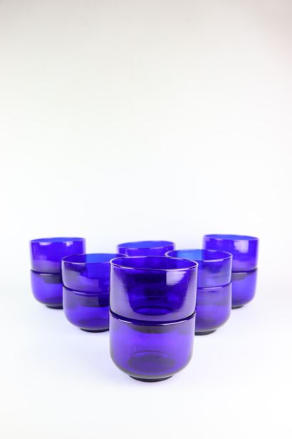 null Suite de douze bols ou rince-doigts en verre bleu profond.

H_8 cm D_11,5 c...