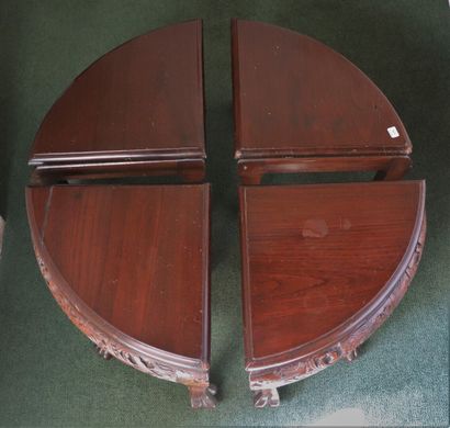 null CHINE.

Table circulaire en bois teinté sculpté, formée de quatre éléments quadripodes.

D_75...