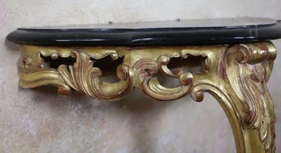 null Console en bois doré et plateau de marbre noir veiné.

Style Louis XV.

H_80,5...
