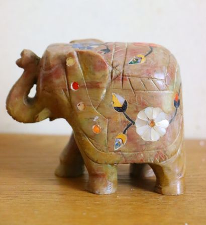 null Collection d'éléphants en pierre, bois et métal.

H_18 cm, pour le plus gra...