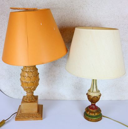 null Deux lampes en bois, l'une à décor polychrome.

H_45 cm et H_33 cm