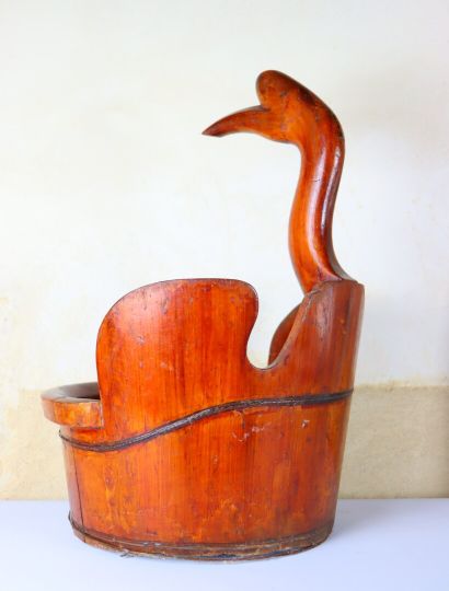 null Vase en tôle peinte , bassine en bois teinté figurant un oiseau et deux encadrements.

H_63...