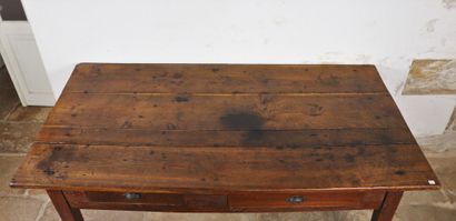 null Table en chêne ouvrant à deux tiroirs en ceinture, pieds gaine.

XIXème siècle.

H_76...