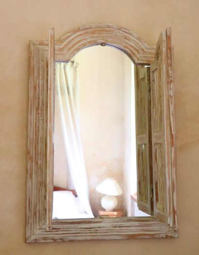 null Miroir en bois cérusé simulant une fenêtre. 

H_93,5 cm L_65 cm