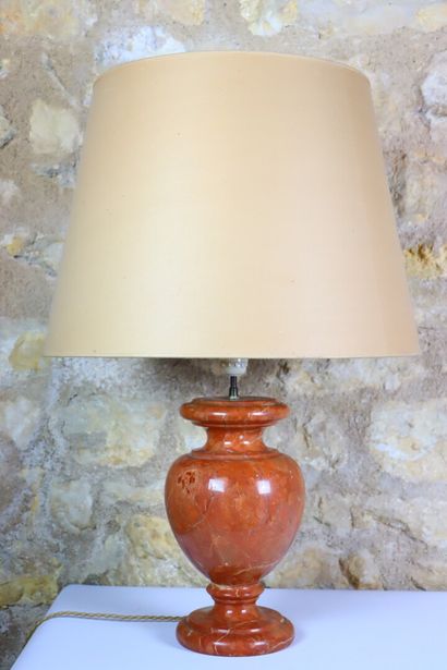 null Lampe en marbre rouge des Pyrénées, de forme balustre.

H_33,5 cm