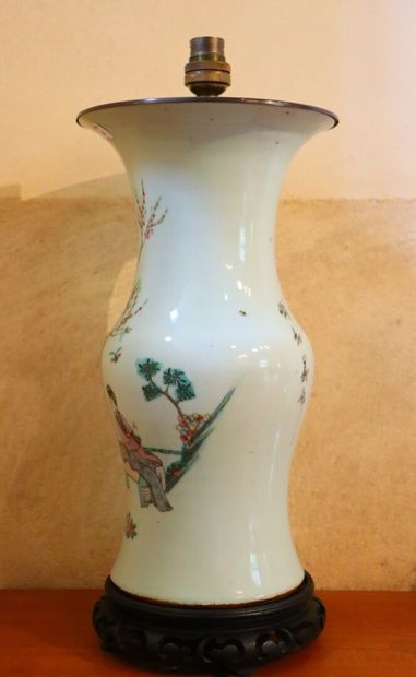 null CHINE.

Vase en porcelaine à décor polychrome de dames de cour.

H_37 cm, avec...