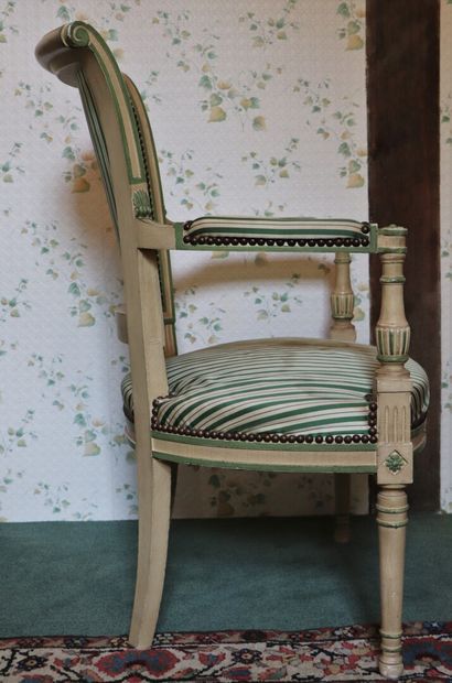 null Paire de fauteuils et paire de chaises en bois laqué crème rechampi vert.

Style...