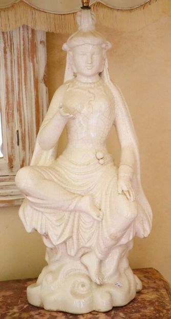 null Lampe en céramique craquelée figurant une déesse en position de méditation.

H_66...