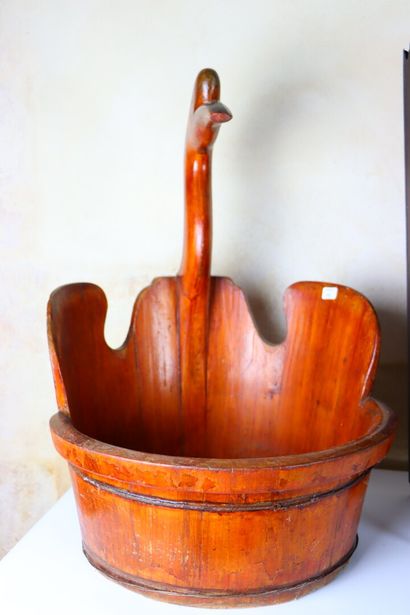 null Vase en tôle peinte , bassine en bois teinté figurant un oiseau et deux encadrements.

H_63...