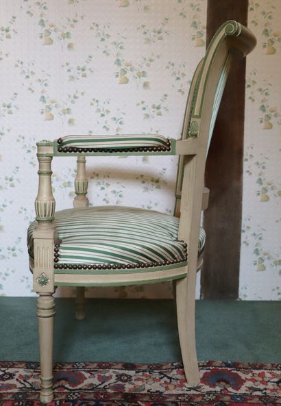 null Paire de fauteuils et paire de chaises en bois laqué crème rechampi vert.

Style...