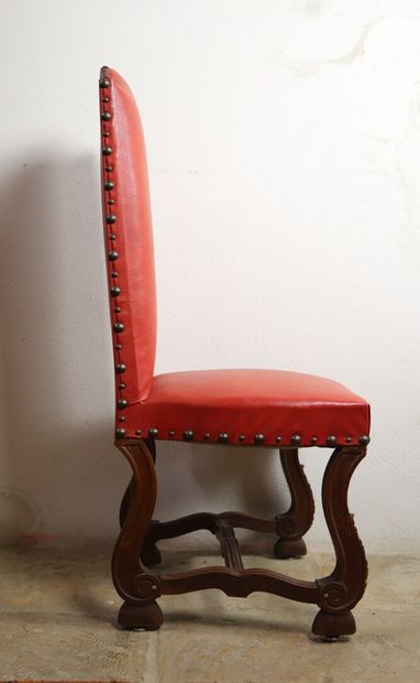 null Suite de huit chaises en chêne mouluré et sculpté garnies de simili rouge.

Style...