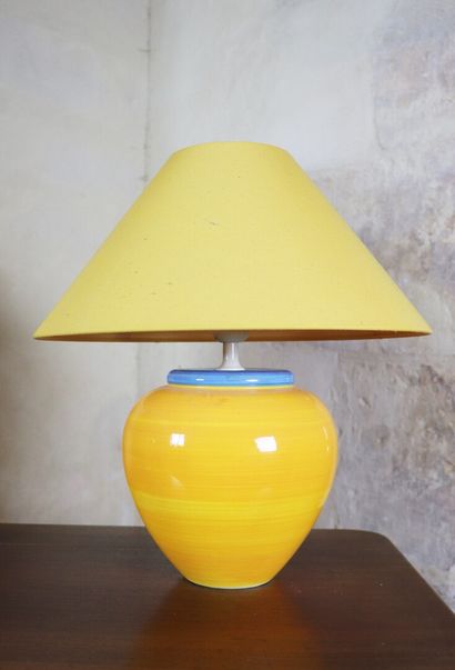 null Lot comprenant : une lampe en céramique jaune,une lampe en verre jaune moucheté,...