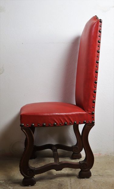 null Suite de huit chaises en chêne mouluré et sculpté garnies de simili rouge.

Style...