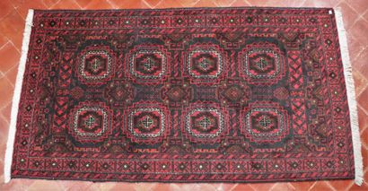 null Deux tapis en laine, l'un Beloutch à dominante rouge et bleue.

L_194 cm l_104...