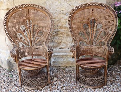null Paire de fauteuils en rotin et bambou, dits Emmanuelle.

H_142 cm L_89 cm