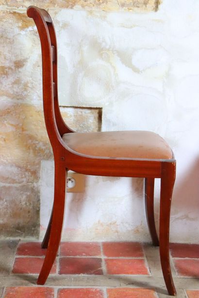 null Suite de quatre chaises en bois teinté de style Restauration.

H_86 cm