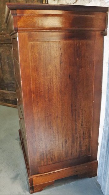 null Commode à hauteur d'appui en bois teinté acajou ouvrant à six tiroirs.

Style...