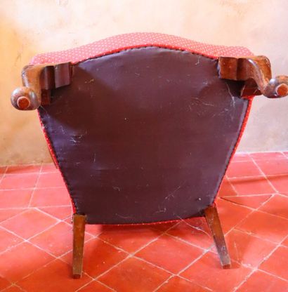 null Paire de fauteuils en bois mouluré et sculpté teinté. 

Travail anglais de la...