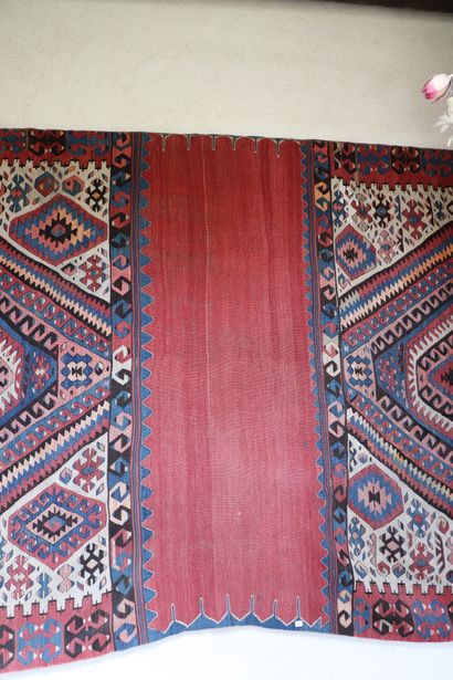 null Important tapis kilim.

H_165 cm L_320 cm
