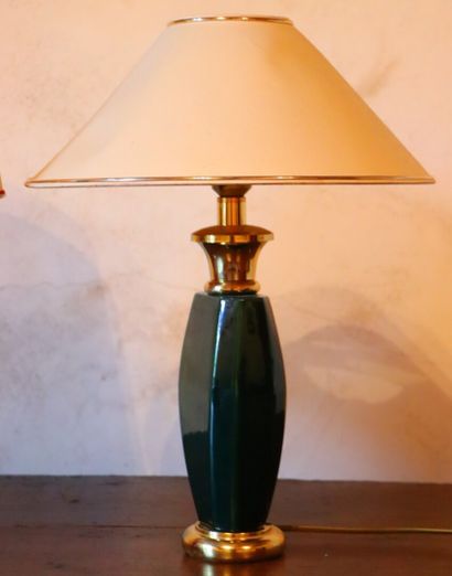 null LE DAUPHIN.

Paire de lampes de chevet en céramique et métal doré.

H_27 cm.

On...