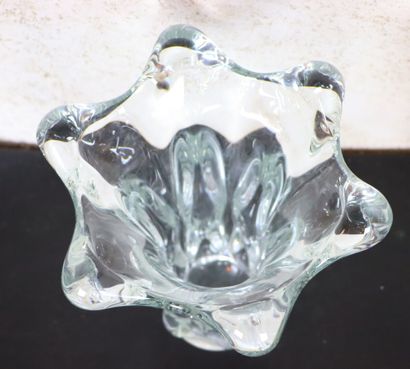 null Deux vases en cristal, dont un de forme libre en cristal de Vannes.

H_29 cm...