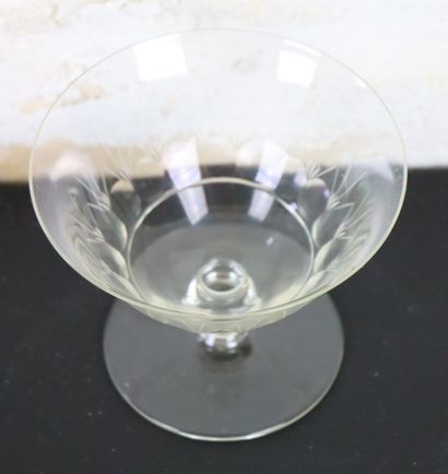null Partie de service de verres en cristal des années 1950, comprenant :

un broc...