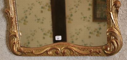 null Miroir en bois sculpté et doré, le fronton à coquille.

Style Louis XV.

H_119,5...