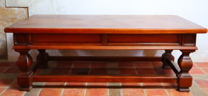 null Table basse en bois mouluré ouvrant à deux tiroirs en ceinture;

H_44,5 cm L_126...
