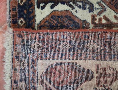 null Deux tapis en laine, l'un Beloutch à dominante rouge et bleue.

L_194 cm l_104...