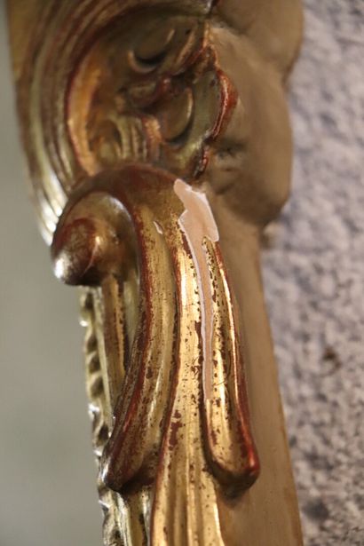 null Miroir en bois sculpté et doré, le fronton à coquille.

Style Louis XV.

H_119,5...