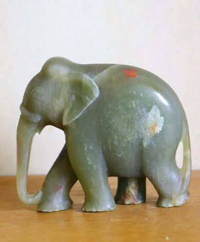 null Collection d'éléphants en pierre, bois et métal.

H_18 cm, pour le plus gra...