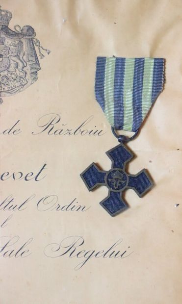 null ROUMANIE, croix de guerre 1916-1918, encadrée, avec brevet.

H_35 cm L_23 c...