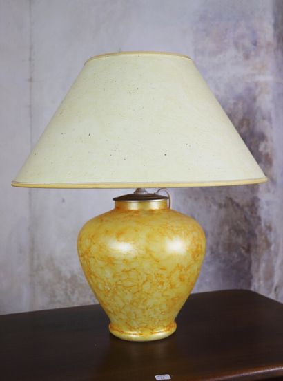 null Lot comprenant : une lampe en céramique jaune,une lampe en verre jaune moucheté,...