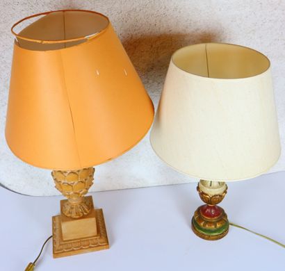 null Deux lampes en bois, l'une à décor polychrome.

H_45 cm et H_33 cm