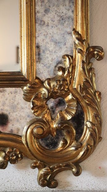 null Miroir à parecloses en bois doré 

Style Régence 

H_144 cm L_97 cm