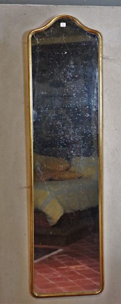 null Miroir d'entre-deux en bois doré.

H_124,5 cm L_33 cm