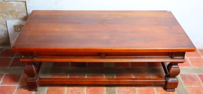 null Table basse en bois mouluré ouvrant à deux tiroirs en ceinture;

H_44,5 cm L_126...