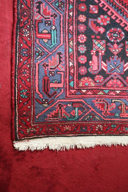 null Tapis Zanjan en laine à décor géométrique sur fond bordeaux.

L_214 cm l_138...