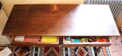 null Grande table formant bureau, le piètement à colonne, ouvrant à deux tiroirs....