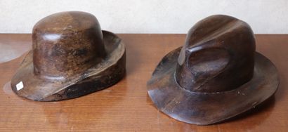 null Deux formes à chapeau en bois.

L_28 cm et L_31 cm
