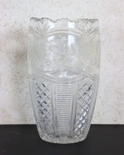 null Deux vases en cristal, dont un de forme libre en cristal de Vannes.

H_29 cm...