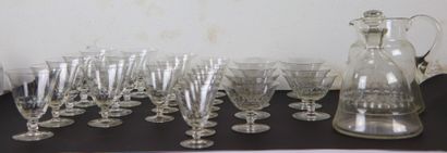 null Partie de service de verres en cristal des années 1950, comprenant :

un broc...