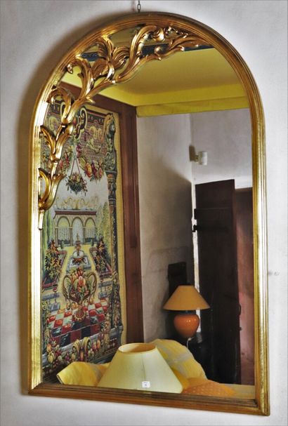 null Miroir en bois doré de forme cintrée à décor ajouré de rinceaux fleuris.

H_111,5...