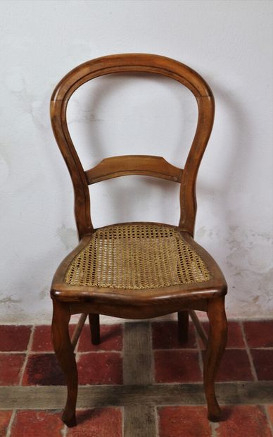 null Suite de huit chaises cannées à dossier cintré

Fin du XIXème siècle

H_89 ...