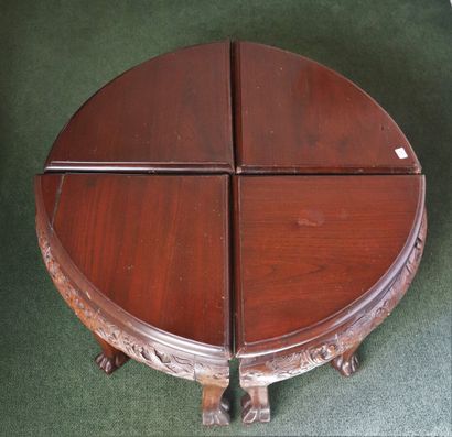 null CHINE.

Table circulaire en bois teinté sculpté, formée de quatre éléments quadripodes.

D_75...