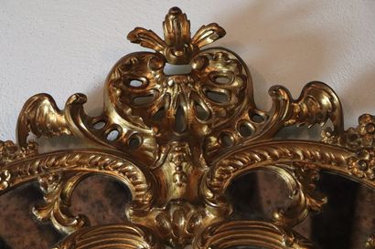 null Miroir à parecloses en bois doré 

Style Régence 

H_144 cm L_97 cm