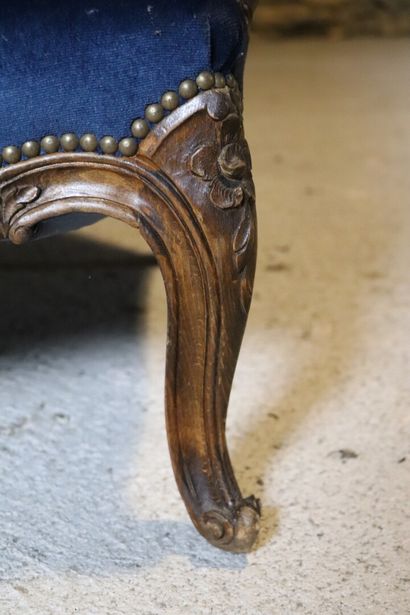 null Bergère à oreilles en bois mouluré et sculpté.

Style Louis XV.

Garniture de...