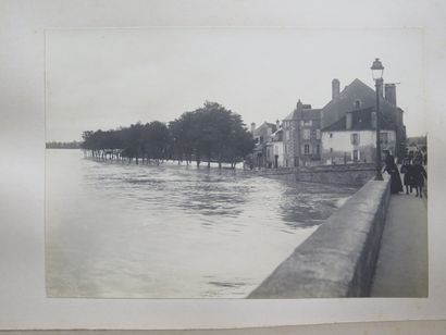 null La crue à la Charité-sur-Loire, en septembre 1907.

Trois photographies contrecollées...